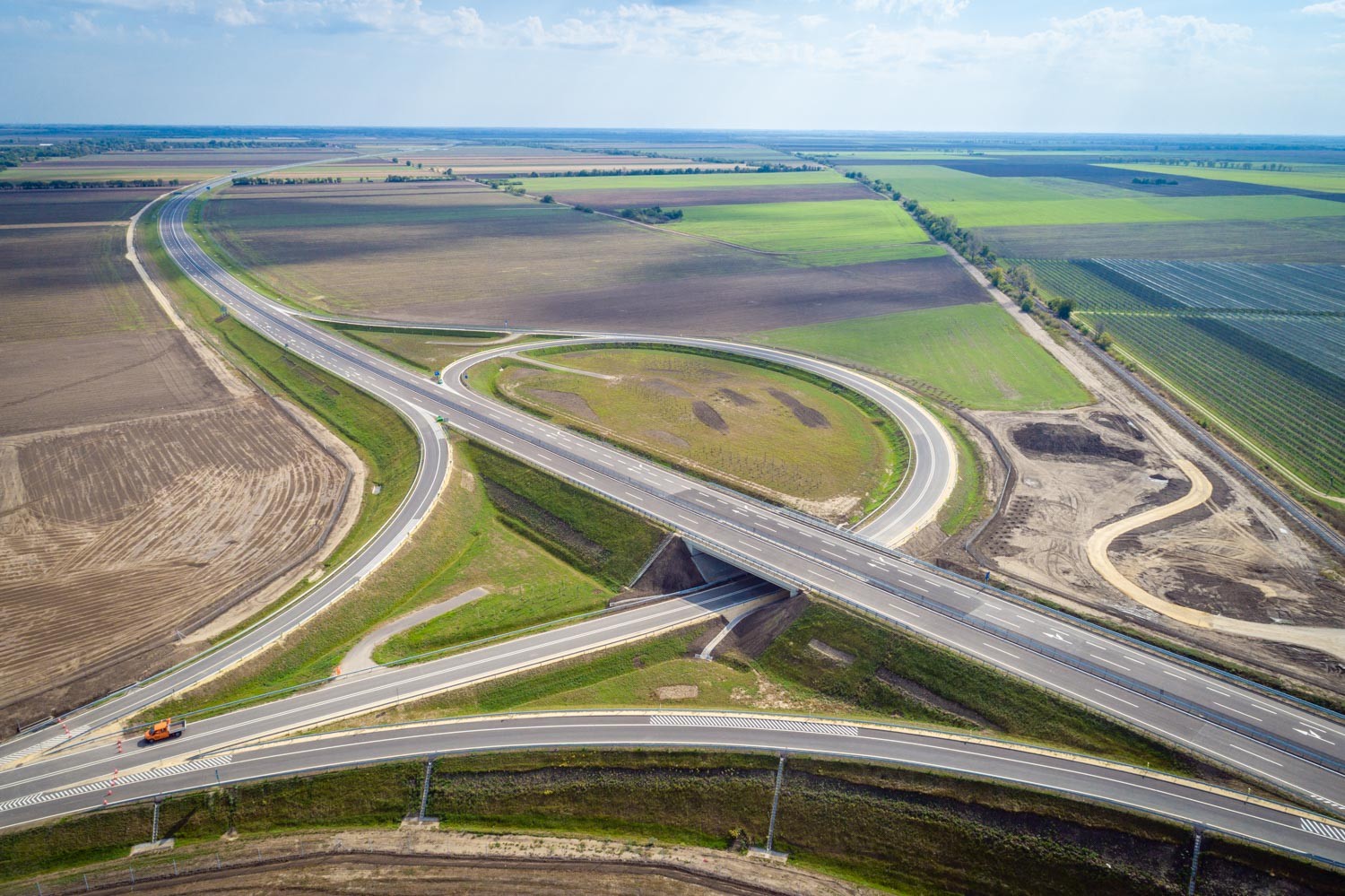 M44 gyorsforgalmi út - Wegen- en bruggenbouw