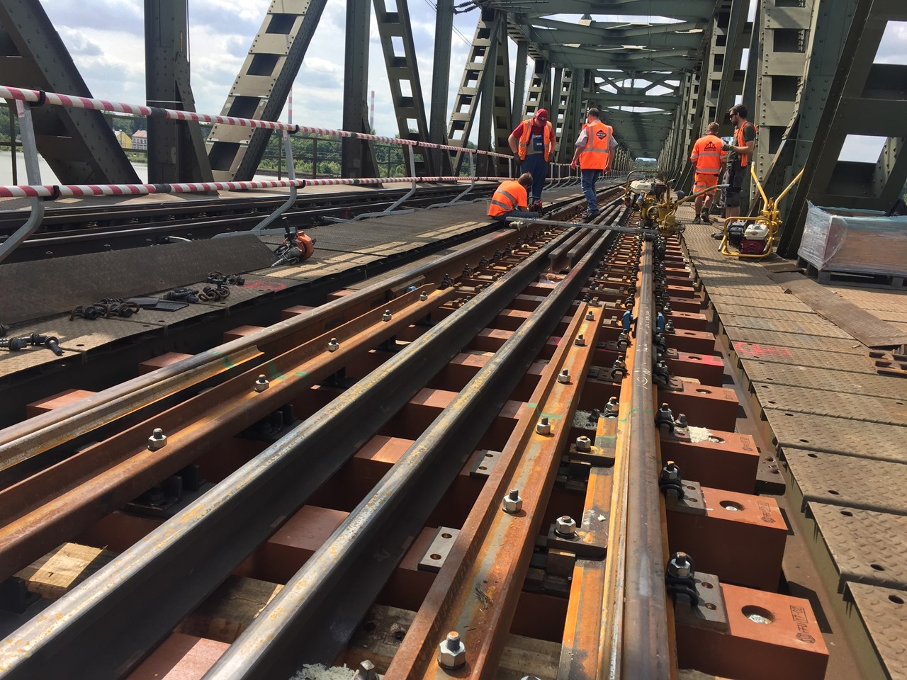 Brückenholztausch FFU Ostbahnbrücken - Spoorwegbouw Brückenholztausch FFU Ostbahnbrücken - Spoorwegbouw