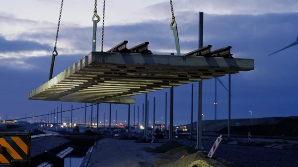 C4601 00 03 39 17 Still042