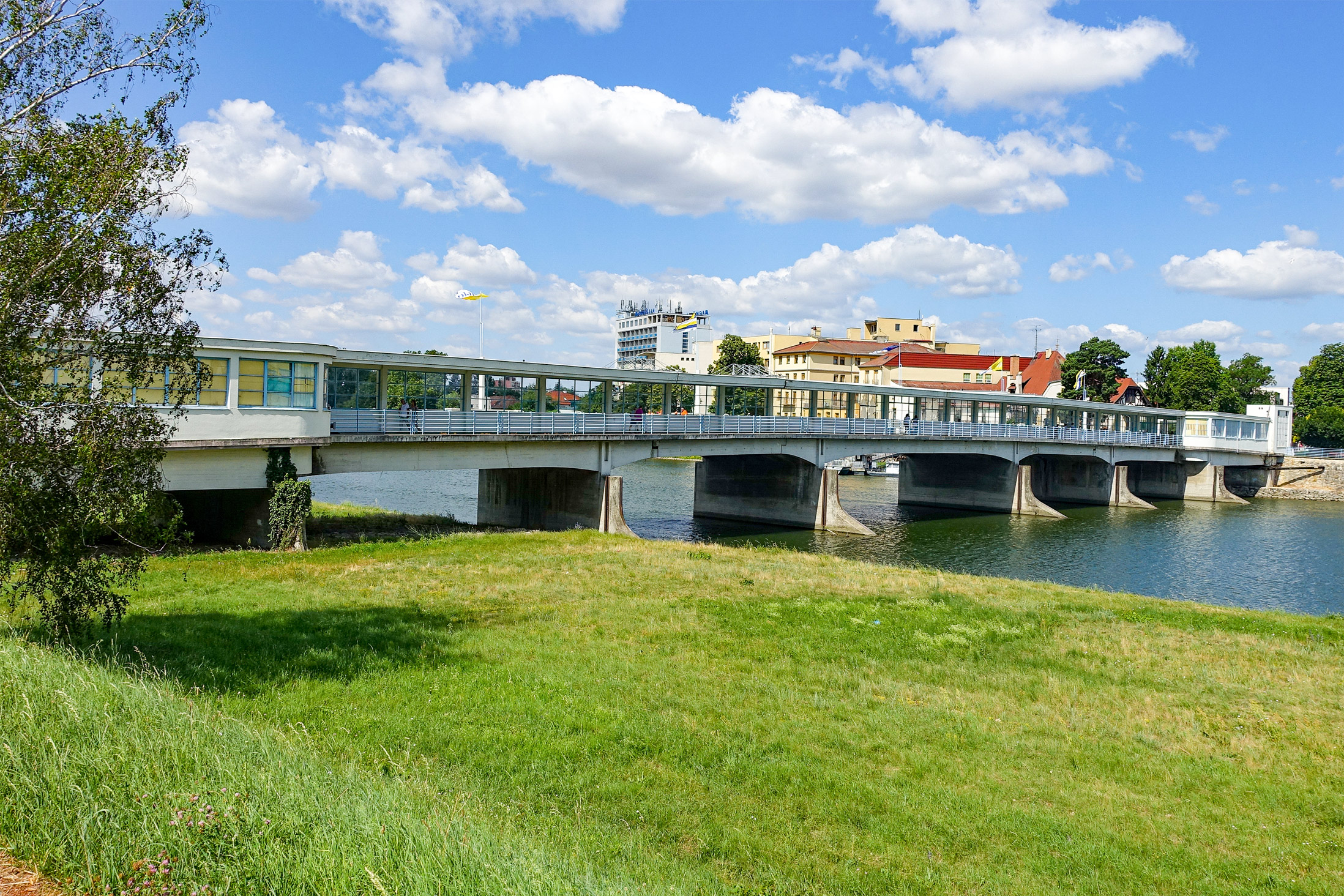 Výstavba mostov Kolonádový most, Piestany - Wegen- en bruggenbouw