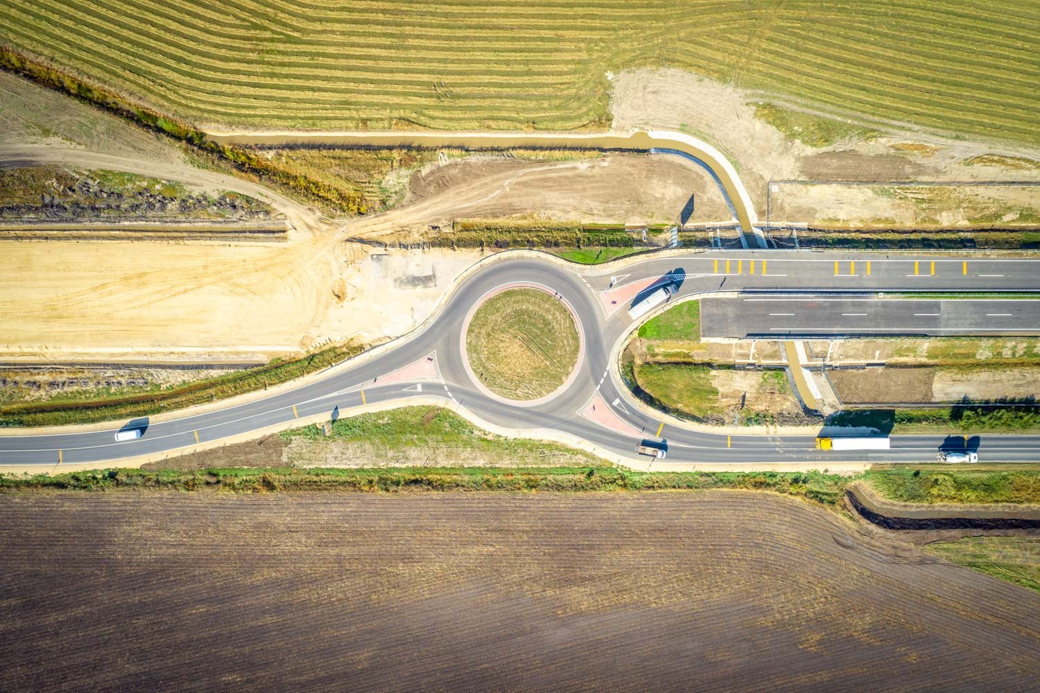 M44 gyorsforgalmi út - Wegen- en bruggenbouw