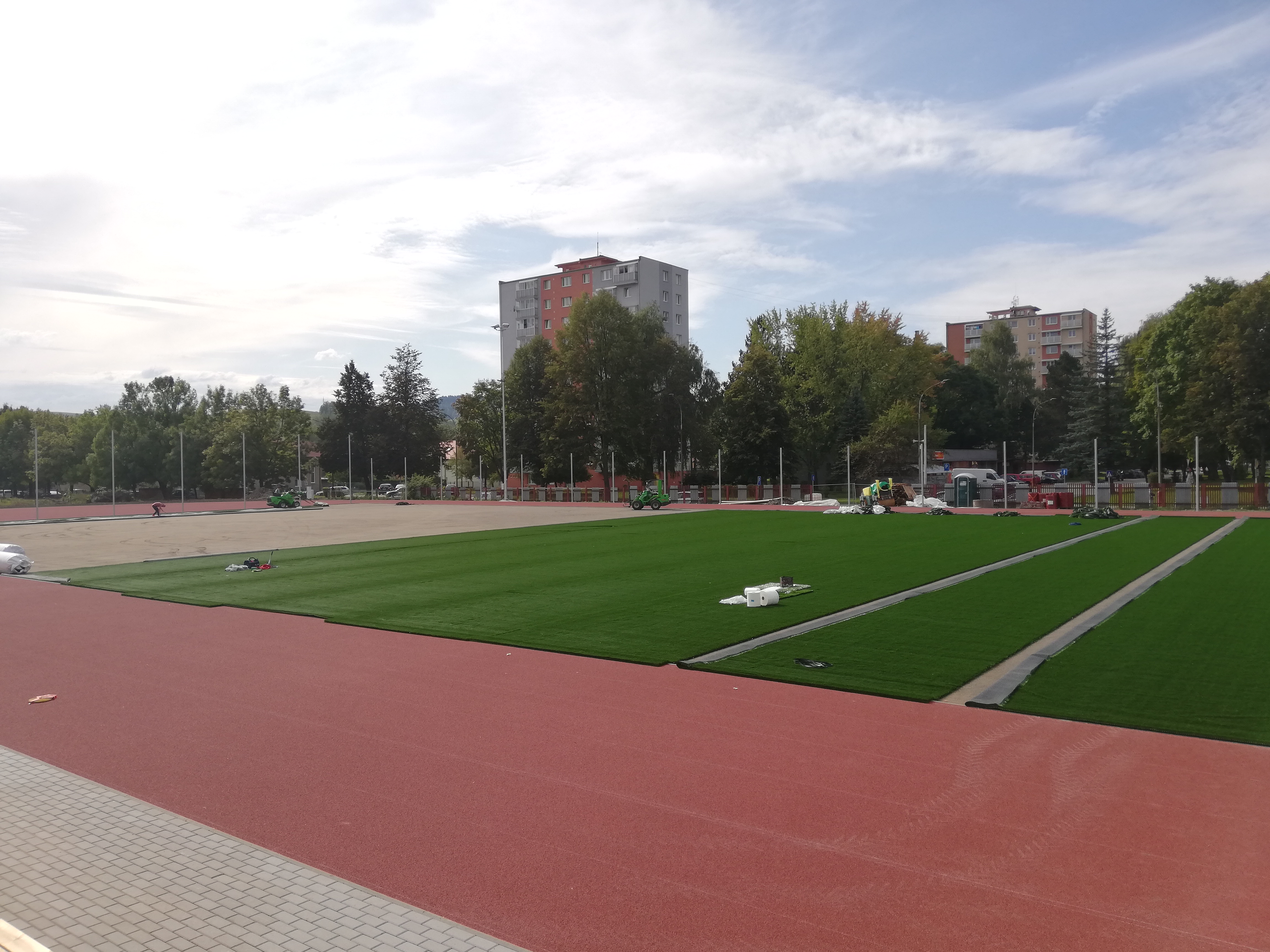 Športový areál s atletickou dráhou ul. Pionierska - Bouw